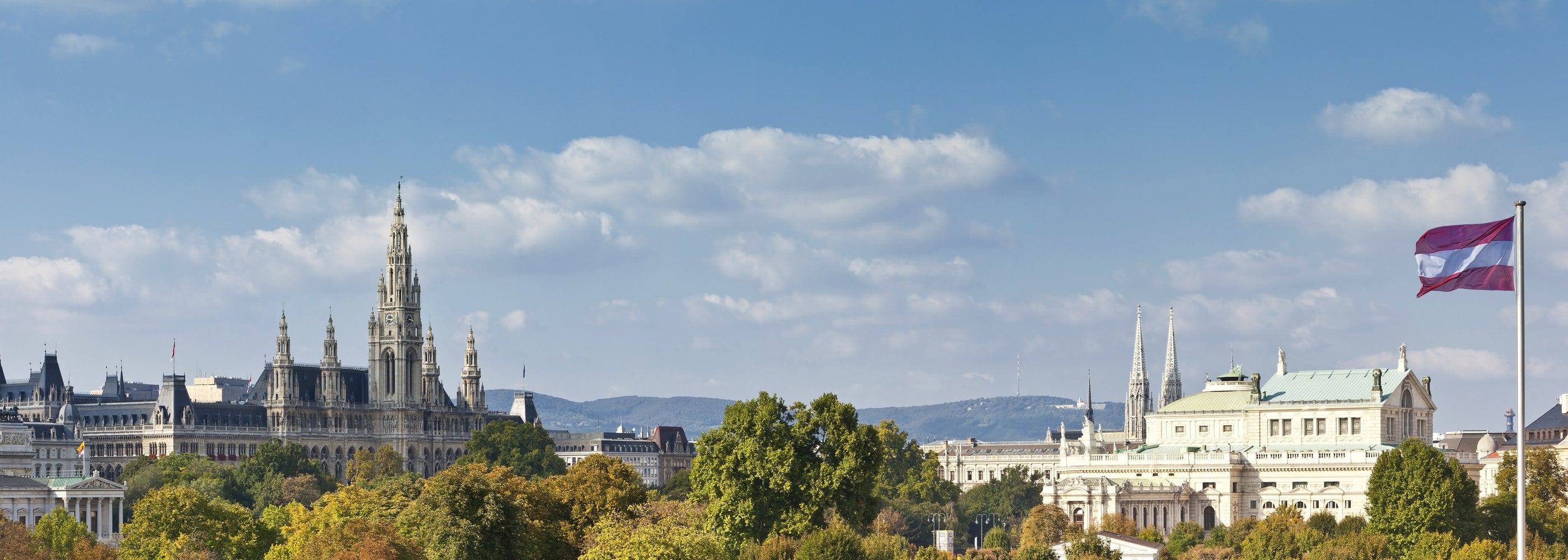 Panorama de Viena visto do Volksgarten, com a Prefeitura, o Burgtheater e o Parlamento austríaco